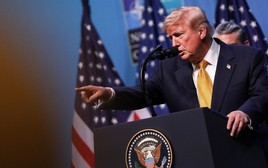 Tổng thống Trump: Hàng nghìn tên lửa sẵn sàng nã vào Iran