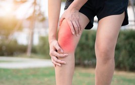 Đừng đợi đến khi không thể ngồi xổm hay leo cầu thang mới lo giữ đầu gối: 5 dấu hiệu cảnh báo khớp gối đang lão hóa