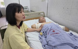 Sau mỗi giấc mê, người cha trẻ lại thấy mất đi một phần cơ thể vì điện cao thế