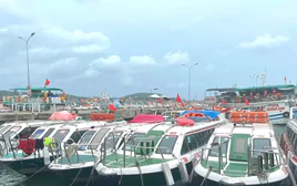 Vụ lật ca nô 15 người tử vong: Vì sao phương tiện thiết kế kín mít?