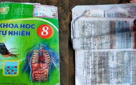 Bức ảnh cuốn SGK ướt nhẹp ở bãi rác khiến nhiều người ngán ngẩm: Đừng để con mất cảm giác được tôn trọng ngay trong nhà mình!