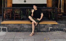 Người đàn ông gia thể khủng ở Hà Nội bỏ việc lương 20 triệu sáng đi bán cafe, tối đi hát