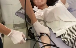 Cô gái 28 tuổi phát hoảng vì tử cung “lúc nhúc” khối u, nghẹn giọng: "Tôi đã đánh đổi 2 thứ cho công việc"