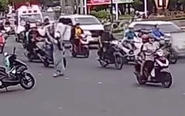 Khoảnh khắc gây sốt mạng: Kíp 115 dừng xe giữa đường cứu bé trai bất tỉnh