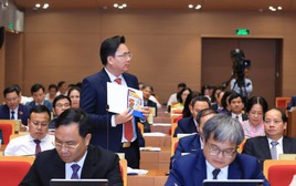 Đại biểu mang vỏ thuốc bảo vệ thực vật đến hội trường chất vấn rau phun thuốc
