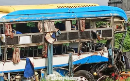 Vụ xe khách gặp nạn trên cao tốc: 'Nhiều người đập kính ô tô cầu cứu'