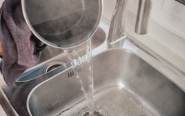 Có nên đổ nước nóng vào bồn rửa bát không?