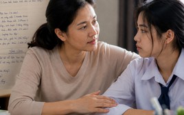 Chủ đề khiến hội phụ huynh Việt tranh cãi gắt nhất lúc này: Cha mẹ "ghi nợ" là để con cái tự lập hay quá lạnh lùng?