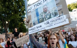 Người Ukraine biểu tình kêu gọi sa thải tổng tư lệnh quân đội, bất chấp nỗ lực xoa dịu của Tổng thống Zelensky