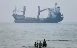 Truyền thông Iran đưa tin tàu container mắc cạn ở eo biển Hormuz