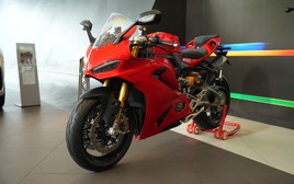 Ducati Panigale V2 S mang động cơ nhẹ nhất lịch sử hãng về Việt Nam