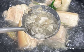 Bọt nổi lên khi luộc thịt có màu gì thì cần vớt ra? Giật mình biết đáp án