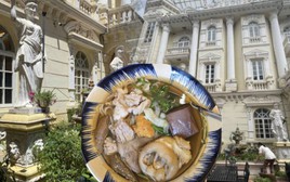 Quán bún bò “giàu” nhất Hà Nội: Giá 65.000 mà được phục vụ như vua chúa, không gian như resort 5 sao, có cả hồ bơi riêng
