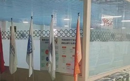 Cậu bé 11 tuổi tử vong vì bị hút vào ống xả bể bơi, nhân viên đứng cạnh mải chơi điện thoại không hay biết gì