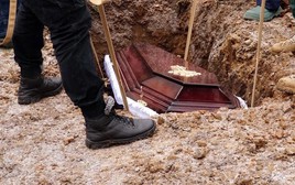 Tài xế mua quan tài, dàn dựng cái chết giả để trốn án phạt say rượu lái xe