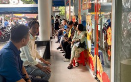 Cảnh hiếm thấy ở SJC: Khách chen nhau bán vàng, chờ cả ngày chưa tới lượt