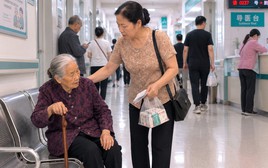 Bà nội trợ 49 tuổi đổi đời nhờ đưa người lạ đi khám bệnh, nền "Kinh tế bầu bạn" mọc lên từ nỗi cô đơn của người già