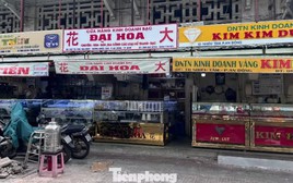 Người dân xếp hàng bán vàng, chịu lỗ cả chục triệu đồng/lượng: Khi nào kết thúc?