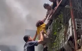 Hà Nội: Người phụ nữ cùng hai cháu bé thoát nạn trong vụ cháy nhà cao tầng