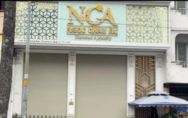Nhiều tiệm kim cương vẫn "then cài", dù đến ngày hẹn mở cửa