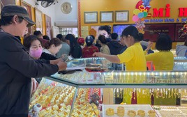 Khách đông nghẹt, tiệm vàng lâu đời tại TP.HCM giới hạn bán mỗi người 5 chỉ