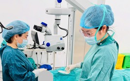 Người đàn ông Lào thoát nguy cơ mù lòa sau khi sang Việt Nam mổ mắt