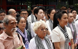 NSND Thanh Thuý, Đức Phúc và nghệ sĩ Việt xúc động tại lễ viếng Liệt sĩ tại Công viên Lê Thị Riêng