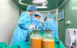 Bác sĩ lấy ra gần 5 lít dịch và 'chất lạ' trong ngực nữ bệnh nhân