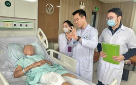 Cứu thành công đầu gối mang vết thương do đạn suốt hơn nửa thế kỷ của cụ ông 85 tuổi