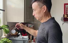Bố ruột bé Xuân Mai phải đi bán cơm ở Mỹ