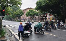 Người đi xe máy khi dừng đèn đỏ có được sử dụng điện thoại không? Cơ quan công an giải đáp