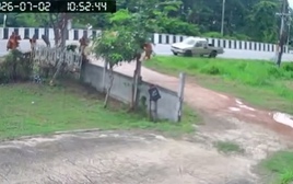 Video khoảnh khắc bé trai 11 tuổi lao xe vào đoàn nhà sư Thái Lan, 8 người chết