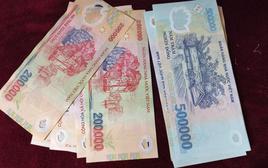Dọn vệ sinh trên tàu, phát hiện cọc tiền 78 tờ đủ mệnh giá từ 2.000-500.000 đồng
