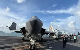 Ngắm dàn tiêm kích khủng trên tàu sân bay USS George Washington đang ở Đà Nẵng