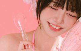Gần 2 năm nghỉ livestream do vấn đề sức khỏe, nữ streamer quyết định trở lại với một món quà táo bạo dành tặng fan