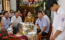 Buổi lễ ăn mừng con thi tốt nghiệp điểm cao phơi bày một sự thật khiến bà mẹ chết lặng: 18 năm nay mình đã sai phải không?