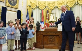 Tổng thống Trump rung chuông phiên giao dịch sàn chứng khoán từ Nhà Trắng, kỳ vọng bứt phá
