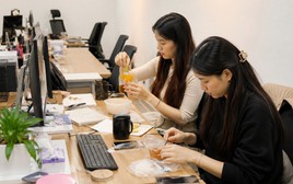 Công ty đang khó khăn nhưng bỗng nhiên tôi được tăng lương, hai tháng sau mới biết chị đồng nghiệp ngồi cạnh là lý do