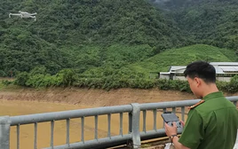 Dùng flycam tìm kiếm nạn nhân đuối nước trên sông Đà