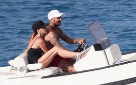 David Beckham và Victoria khiến dân tình nóng mặt với khoảnh khắc thân mật trên du thuyền