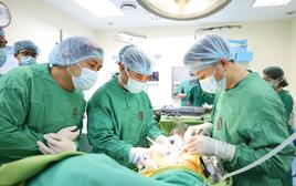 Cha 60 tuổi hiến thận cứu con trai
