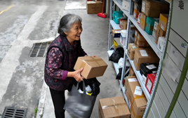 Bố mẹ chồng than lương hưu chỉ có 8 triệu, khi tôi vô tình thấy mẹ chồng bê một thùng carton mới biết: Chuyện "nghèo khó" này không đơn giản