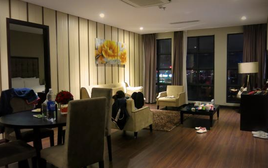 Chị chồng tôi có một quy tắc kỳ lạ: Không ai được ngủ ở phòng khách sau 10 giờ đêm, tôi từng cười cho đến lần ngủ lại nhà chị
