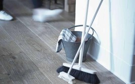 Vì sao nhiều gia đình ngâm chổi vào nước nóng pha muối, giấm trước khi đi ngủ? Công dụng ít ai ngờ