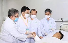Nối thành công cánh tay đứt lìa cho nạn nhân bị tai nạn lao động