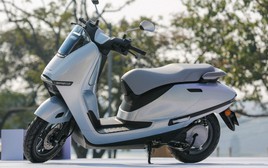 Một chiếc xe máy điện Honda đang khan hàng, đội giá hàng triệu đồng tại đại lý