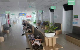 Thái Nguyên: Người nhà bệnh nhân ‘vạ vật’ tránh nóng