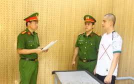 Thi hành lệnh bắt tạm giam Giám đốc công ty xuất nhập khẩu Quàng Văn Tân SN 2000