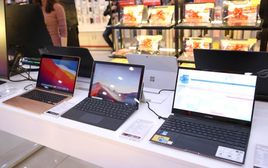 Em chồng báo tin đỗ đại học, chồng tôi vội vã đưa đi mua laptop 30 triệu, đến lượt em vợ thì anh tặng món quà khiến tôi nghẹn họng