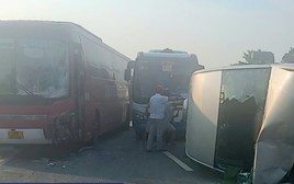 Xe khách đâm 2 ô tô trên cao tốc Nội Bài - Lào Cai